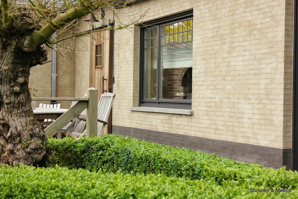 Kaleien is vooral populair bij de renovatie van oude gevels die opgebouwd zijn uit verschillende steensoorten. Bij Ecowonen werken we uitsluitend met natuurlijke materialen en ambachtelijke technieken.